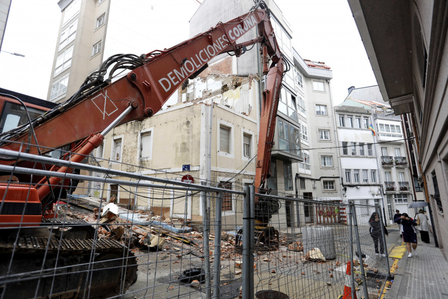 Las máquinas demuelen el edificio de Monte Alto cuyo techo colapsó