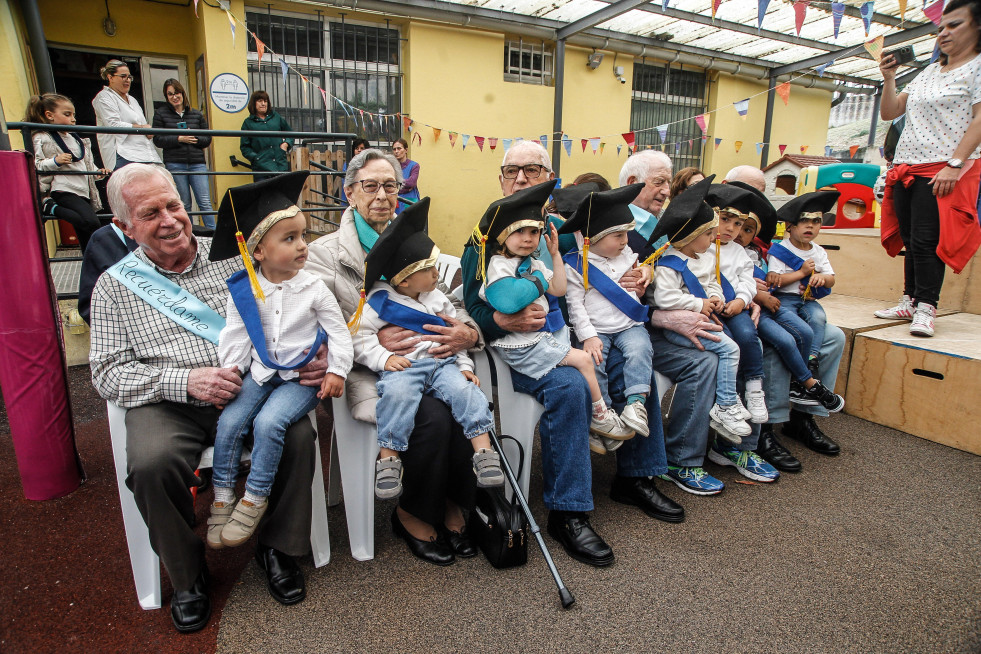 Graduación de los niños de la escuela infantil Luis Seoane junto a los mayores de la residencia Torrente Ballester @ Quintana (10)