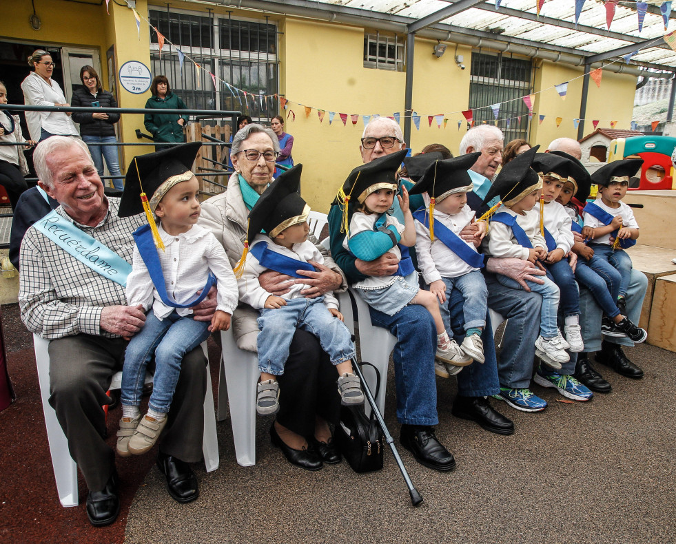 Graduación de los niños de la escuela infantil Luis Seoane junto a los mayores de la residencia Torrente Ballester @ Quintana (10)