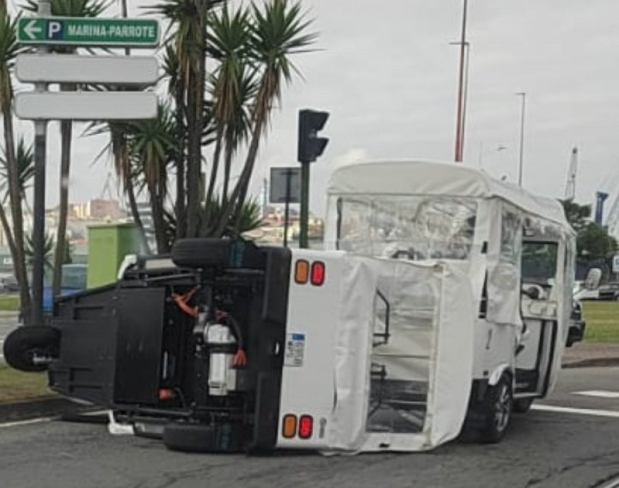 Vuelca un tuk tuk en el Paseo Marítimo de A Coruña