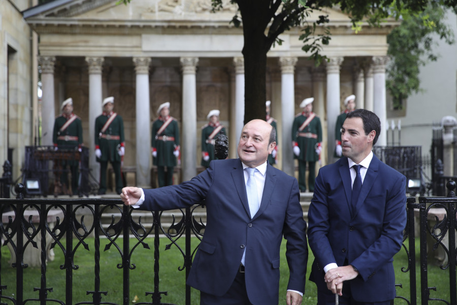 Imanol Pradales ya es lehendakari tras jurar bajo el Árbol de Gernika