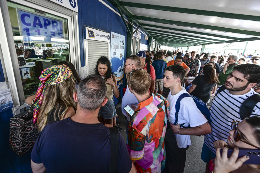 La isla italiana de Capri prohíbe la llegada de turistas por una avería en su red hídrica