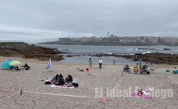 Pachangas y cartas para amenizar la espera por San Juan en las playas de A Coruña