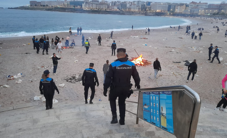 San Juan en A Coruña: pistolas, navajas y un móvil al fuego