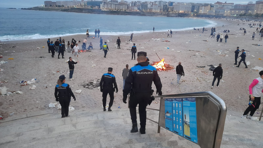 San Juan en A Coruña: pistolas, navajas y un móvil al fuego