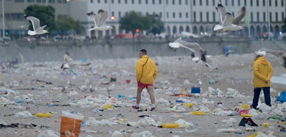 El despertar tras San Juan: así fue el desalojo y limpieza de las playas de A Coruña