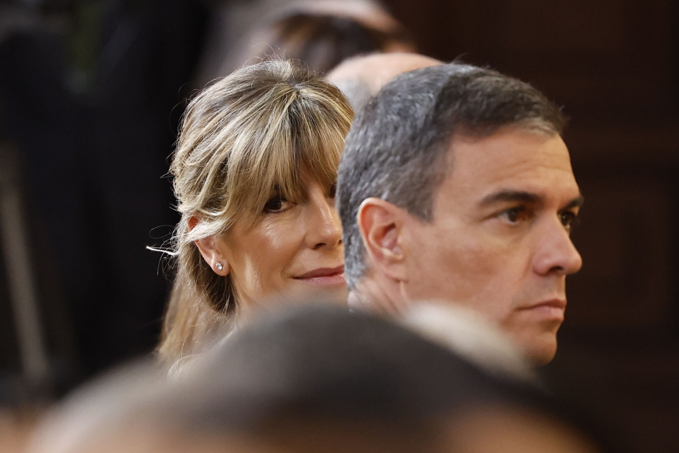 MADRID, 19/06/2024.- El presidente del gobierno, Pedro Sánchez (d), y su esposa, Begoña Gómez (d), antes de los saludos en el palacio Real durante el décimo aniversario del reinado de Felipe VI, e