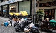 Los contenedores de basura de A Coruña ya rebosan en el segundo día de huelga