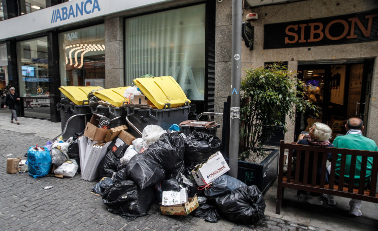 Los contenedores de basura de A Coruña ya rebosan en el segundo día de huelga