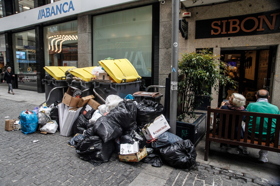 Los contenedores de basura de A Coruña ya rebosan en el segundo día de huelga