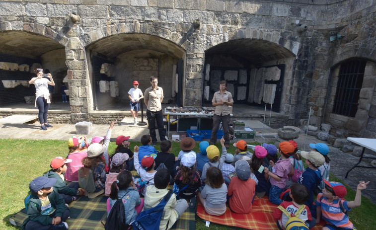 Abren este miércoles el plazo para inscribirse en los talleres infantiles del castillo  de San Antón y Elviña