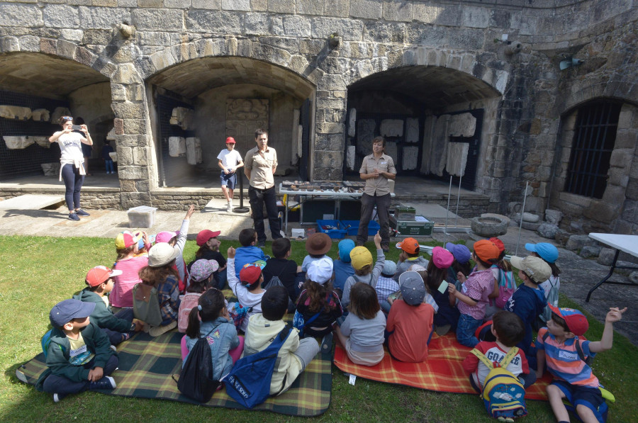 Abren este miércoles el plazo para inscribirse en los talleres infantiles del castillo  de San Antón y Elviña