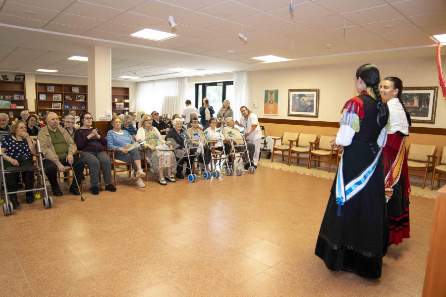 Las Meigas se desplazan a A Zapateira  para visitar a los residentes de Caser