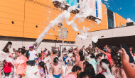 Marineda City inaugura el verano con una fiesta de la espuma y el concierto de Pakolas