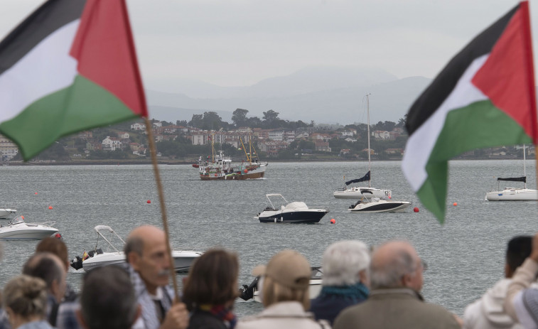 La Flotilla de la Libertad  recala en Oleiros en su travesía humanitaria hacia Gaza