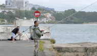 Los pescadores recuperan la orilla frente al viejo poblado chabolista de A Pasaxe