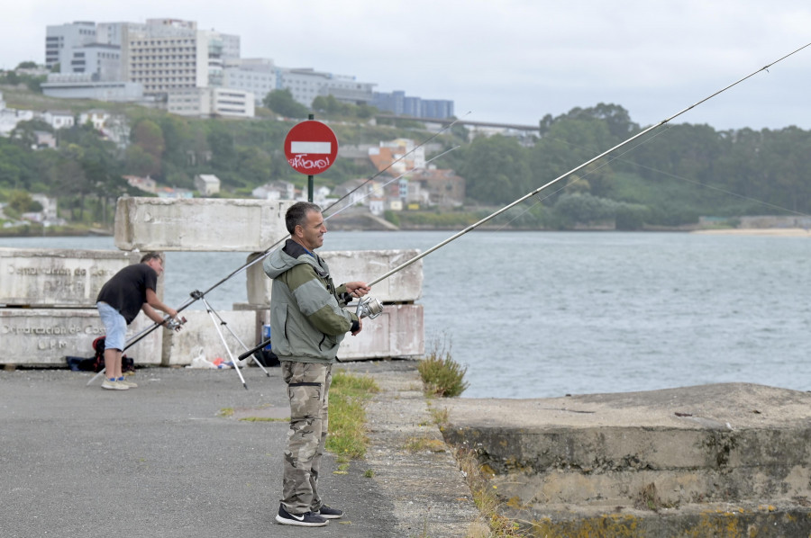 Los pescadores recuperan la orilla frente al viejo poblado chabolista de A Pasaxe