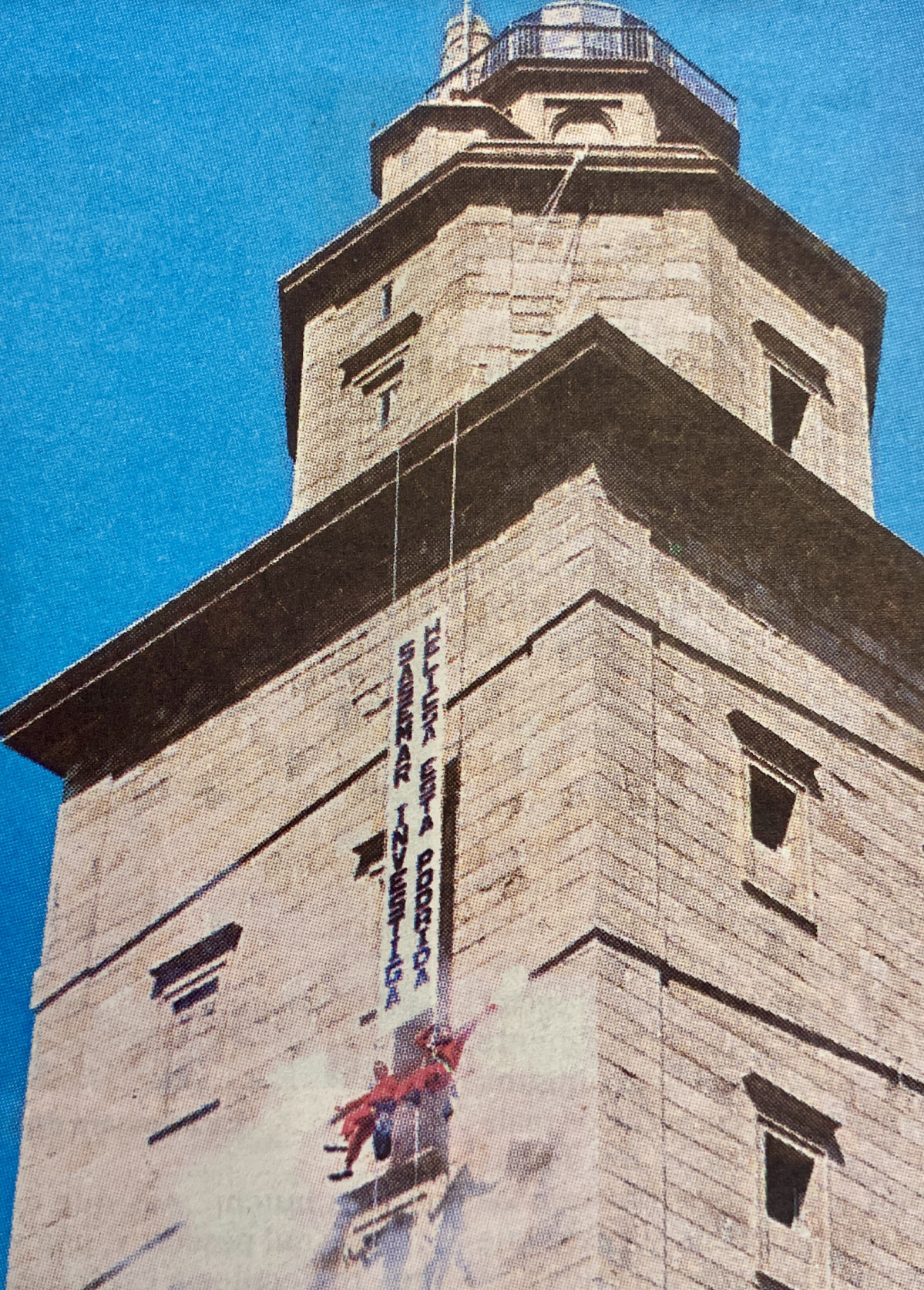 Tripulantes despedidos del Helimer se cuelgan de la Torre en 1999