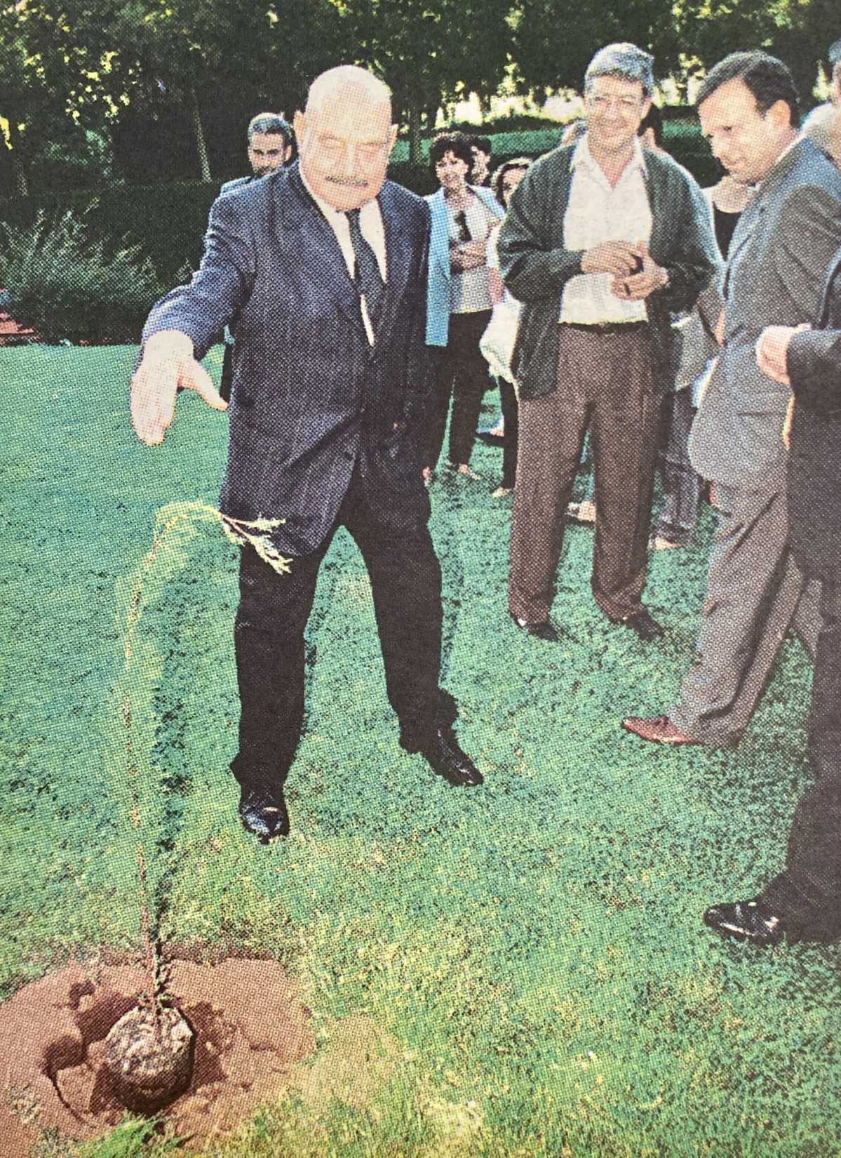 Jose Hierro planta un cipres en Mariu00f1an 1999