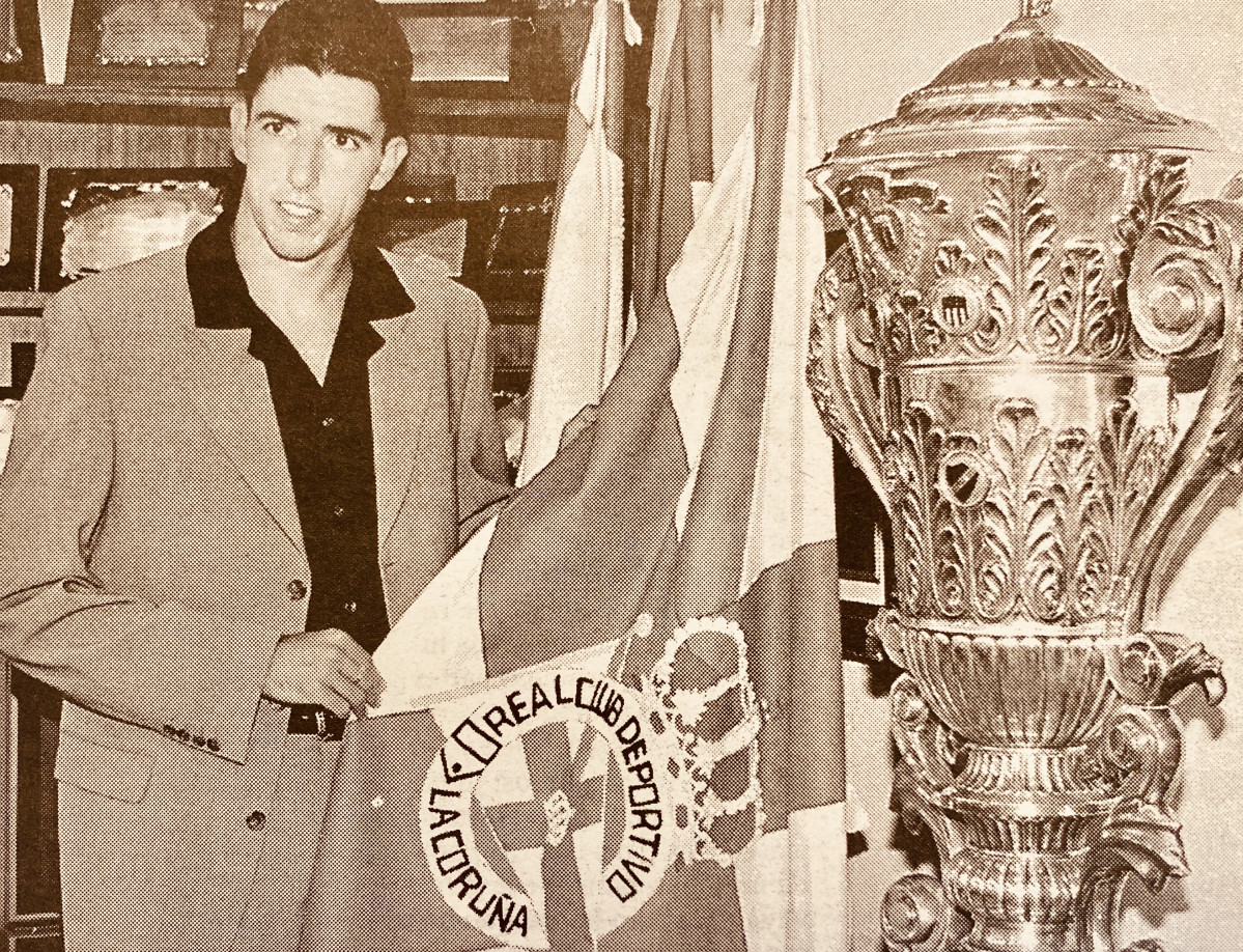 Roy Makaay posa con la bandera del Depor 1999