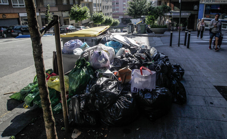 Vecinos de A Coruña llaman a concentrarse por la huelga de basura