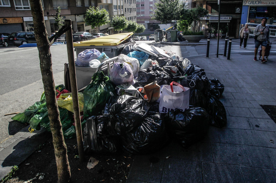 Denuncian que la basura bloquea el paso en las calles de A Coruña