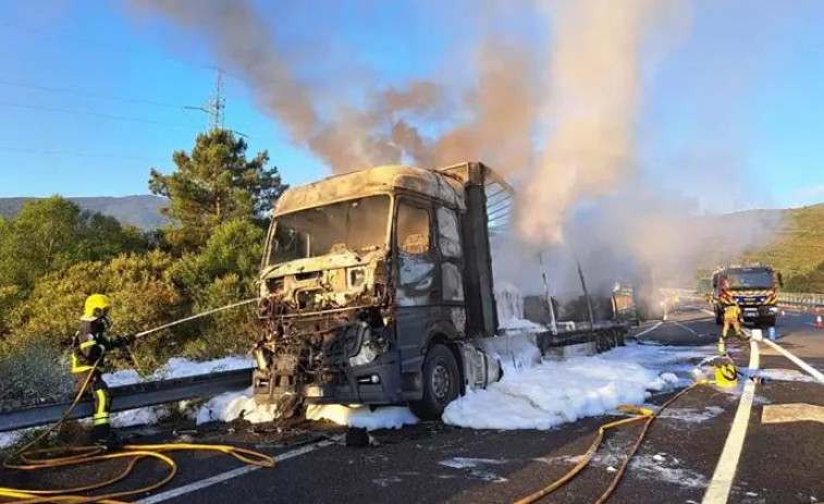 Arde un camión cargado de ruedas en la A-52, a su paso por Melón, Ourense