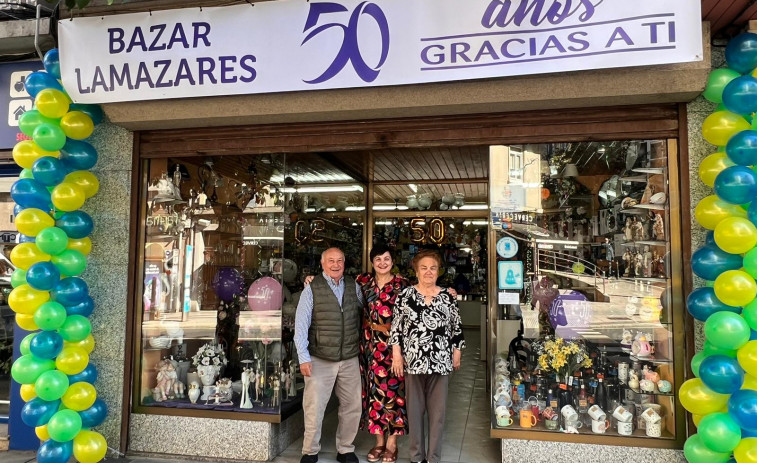 El medio siglo de vida del Bazar Lamazares, un comercio coruñés “que tiene casi de todo”