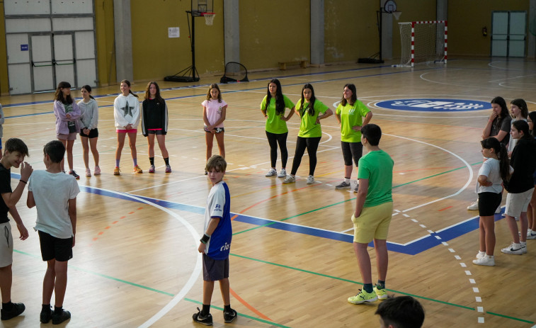 Decenas de jóvenes cullerdenses participan en los campamentos de deportes alternativos y náuticos