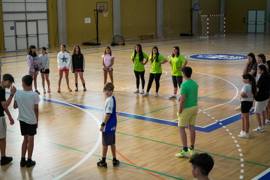 Decenas de jóvenes cullerdenses participan en los campamentos de deportes alternativos y náuticos