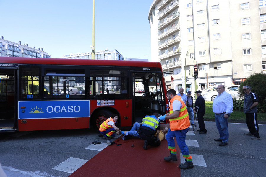 Un herido grave al ser arrollado por un bus en A Coruña