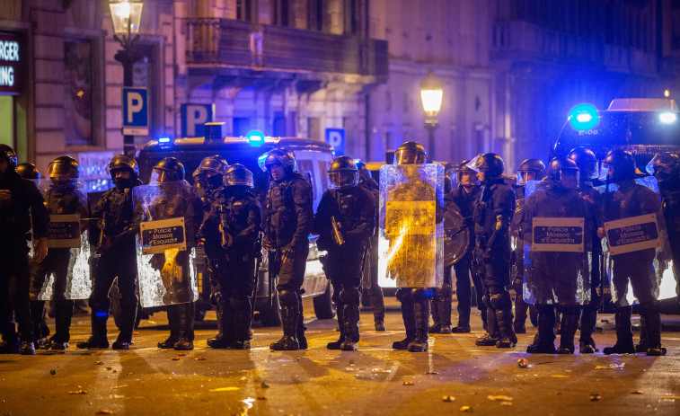 Un juzgado amnistía a los 46 policías investigados por las cargas del 1-O en Barcelona