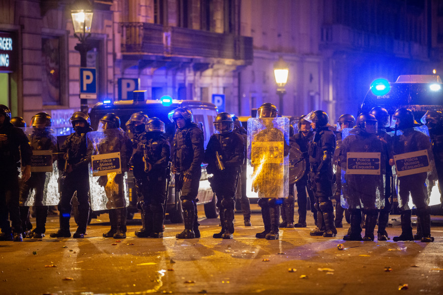 Un juzgado amnistía a los 46 policías investigados por las cargas del 1-O en Barcelona