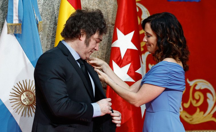 El PSOE lleva a los tribunales la medalla concedida por Ayuso al presidente Milei