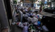 Comercio y hostelería ante la huelga en A Coruña: “Nadie quiere tomar un café junto a un contenedor lleno de basura”