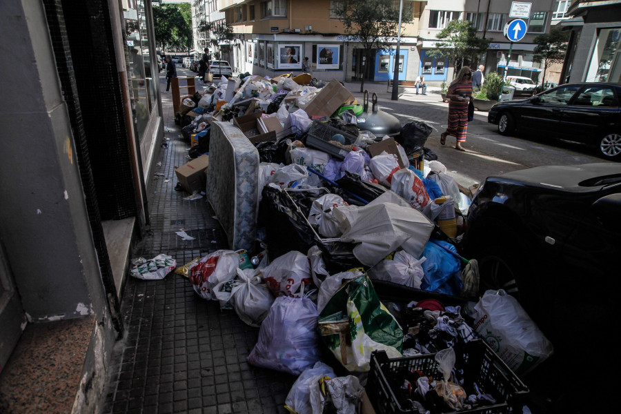 Comercio y hostelería ante la huelga en A Coruña: “Nadie quiere tomar un café junto a un contenedor lleno de basura”