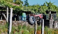 Muere un hombre al caerle encima una vigueta mientras conducía un tractor en Ribadumia