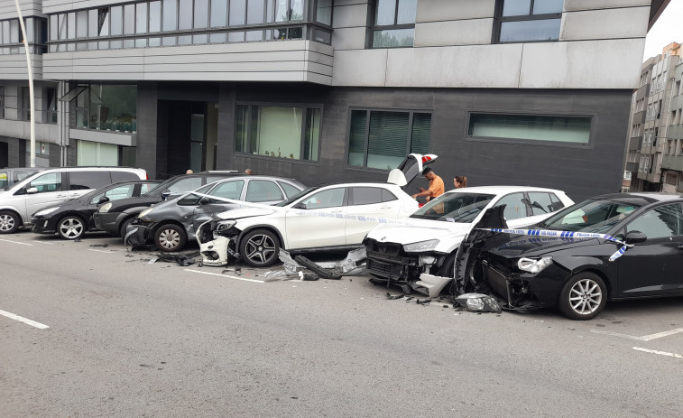 Un coche destroza otros seis vehículos aparcados en la ronda de Outeiro