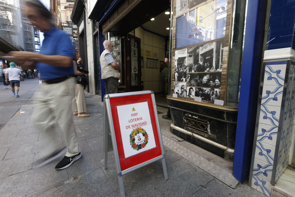 MADRID, 04/07/2024.- Los más 'jugones' de la Lotería de Navidad ya pueden adquirir décimos de este sorteo extraordinario en buena parte de las administraciones, ya que son numerosas las que se han 