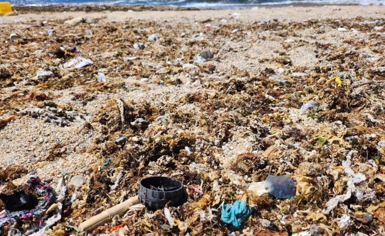 Usuarios de la playa de Bens denuncian que está llena de basura