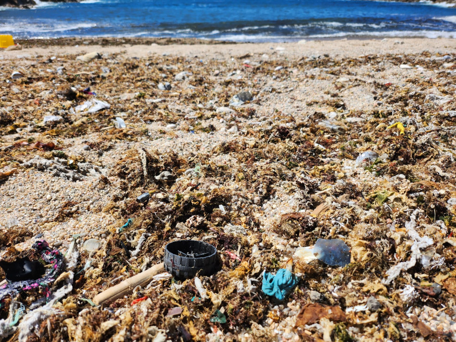 Usuarios de la playa de Bens denuncian que está llena de basura