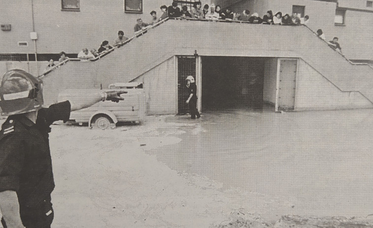 Hace 25 años | Las obras del Paseo Marítimo inundan un garaje de Labañou y un rescatado en el mar de Mera