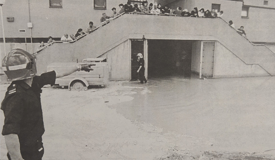 Hace 25 años | Las obras del Paseo Marítimo inundan un garaje de Labañou y un rescatado en el mar de Mera