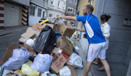 La basura asedia a una comunidad de A Coruña, que tiene que despejar su portal