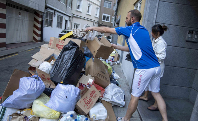 La basura asedia a una comunidad de A Coruña, que tiene que despejar su portal