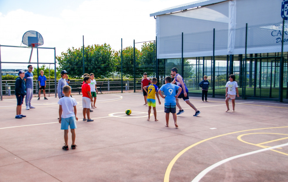 Unos 200 niños participan en los campamentos deportivos de Carral