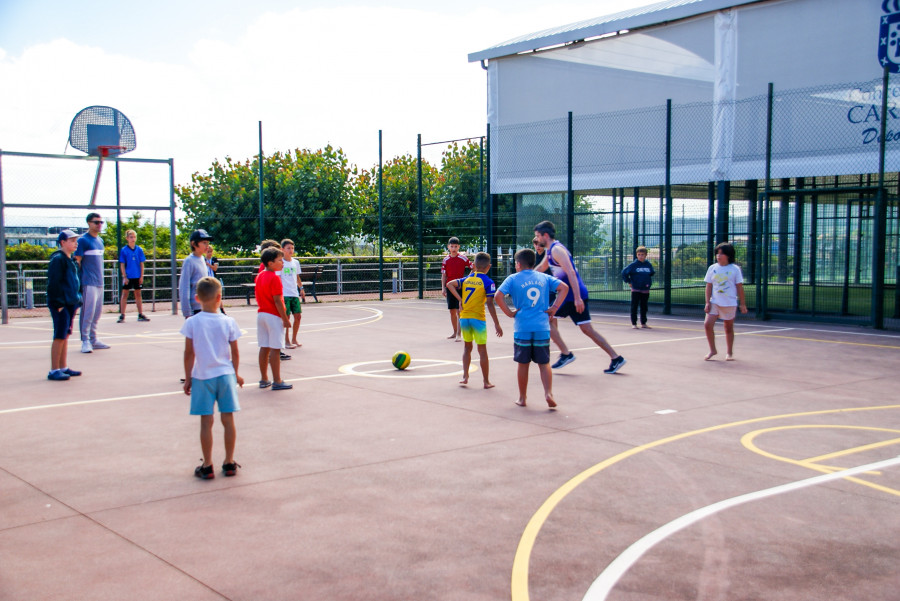 Unos 200 niños participan en los campamentos deportivos de Carral