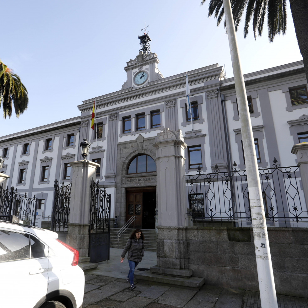 La Audiencia de A Coruña juzga a un hombre por agresión sexual a una mujer en un piso