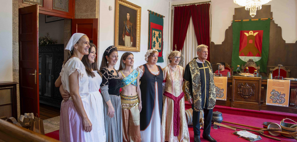 Más de doscientos voluntarios recrean en Betanzos “a mellor feira franca medieval do mundo”