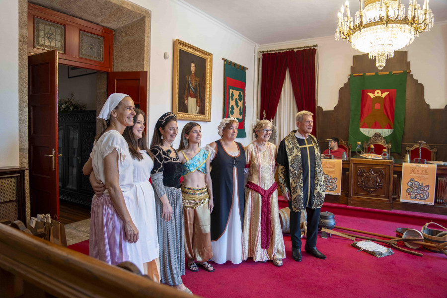 Más de doscientos voluntarios recrean en Betanzos “a mellor feira franca medieval do mundo”